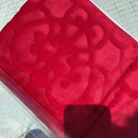 Hutton Wilkinson Medallion Plush Blanket - Picture 5 of 5